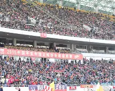 关于足球赛事精彩纷呈，重庆当代力帆稳居榜首的信息